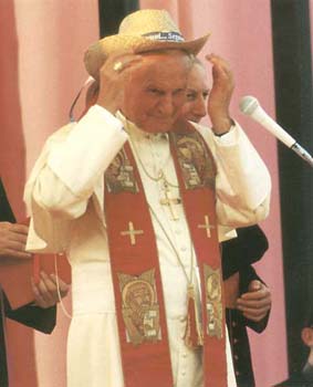 Juan_Pablo_II_con_sombrero