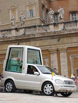 Juan_Pablo_II_en_el_Papa_Movil2