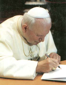 Juan_Pablo_II_escribiendo_mensajes03