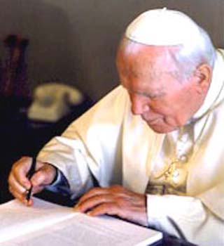 Juan_Pablo_II_escribiendo_mensajes2