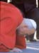 Juan_Pablo_II_besando_a_la_tierra_y_a_la_nacion